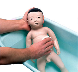 带有日本婴儿脸部特征的哺乳儿护理模型,男